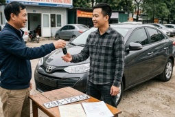 Bán xe có giao luôn giấy tờ và biển số cho người mua không?