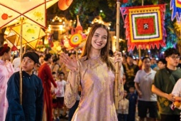 Khách Tây mê mẩn sắc màu Trung thu bên hồ Hoàn Kiếm