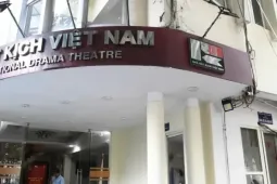 Ngự trên khu đất vàng, Nhà hát Kịch Việt Nam xập xệ, mưa dột tứ phía