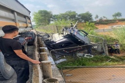 Xe tải tông xe phía trước trên cao tốc, cabin văng khỏi thân