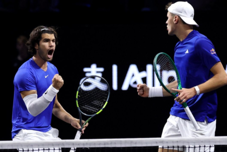 Alcaraz đập tan lời chê bai của anh trai Zverev, thắng trận tưng bừng Laver Cup