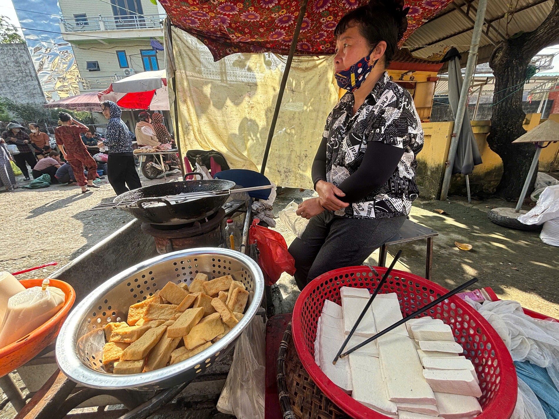 Người dân địa phương bán những món ăn dân dã trong khu ẩm thực của chợ