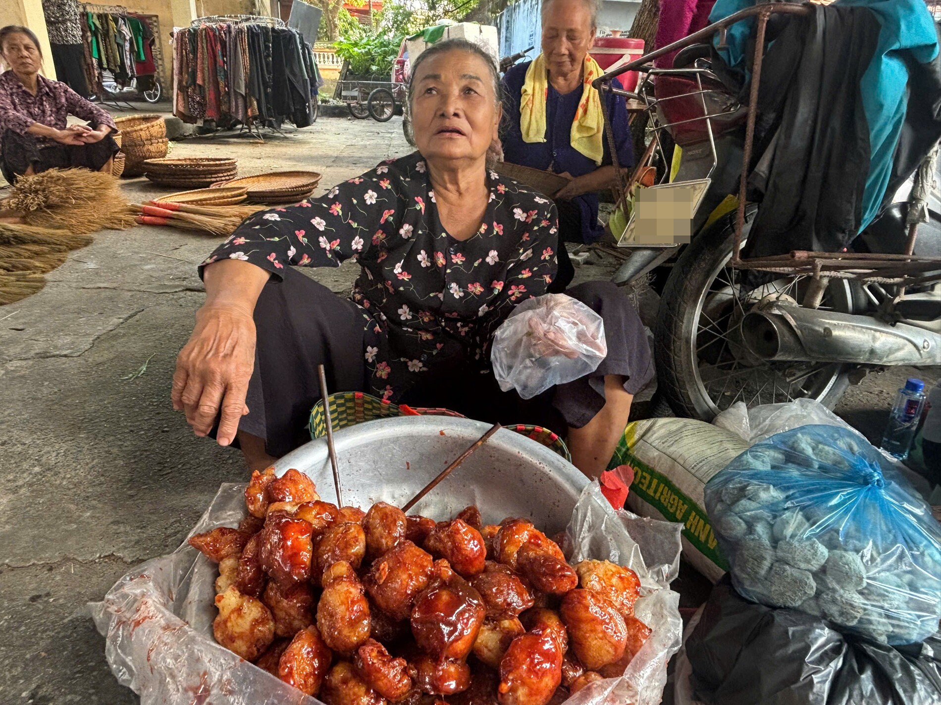 Người dân địa phương bán những món ăn dân dã trong khu ẩm thực của chợ