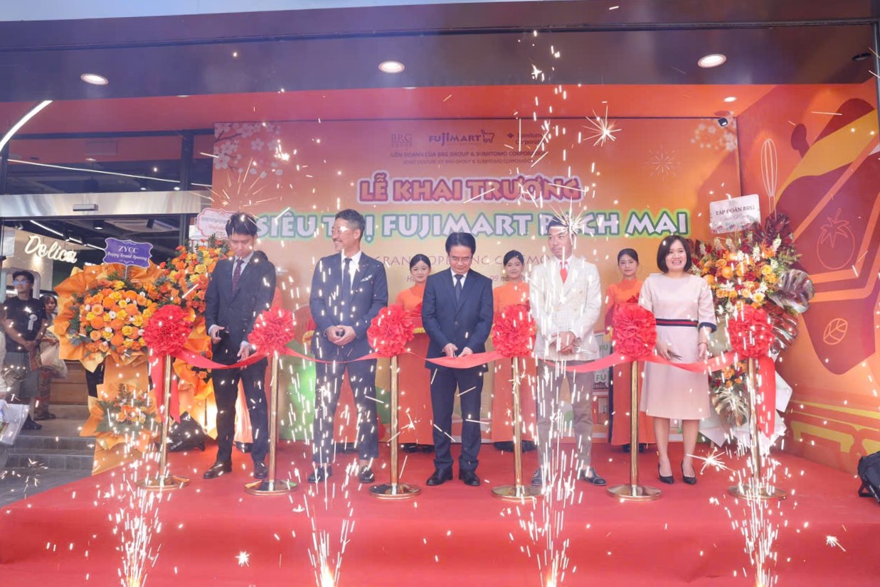 Lễ cắt băng khai trương siêu thị FujiMart Bạch Mai.