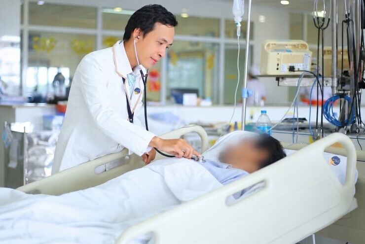 Người đàn ông uống nhầm 2 ngụm thuốc thú y cất trong tủ lạnh