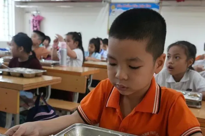 Nghệ An 'siết' bữa ăn bán trú, sao vẫn có chuyện 'khay nhiều, khay ít' ở trường học