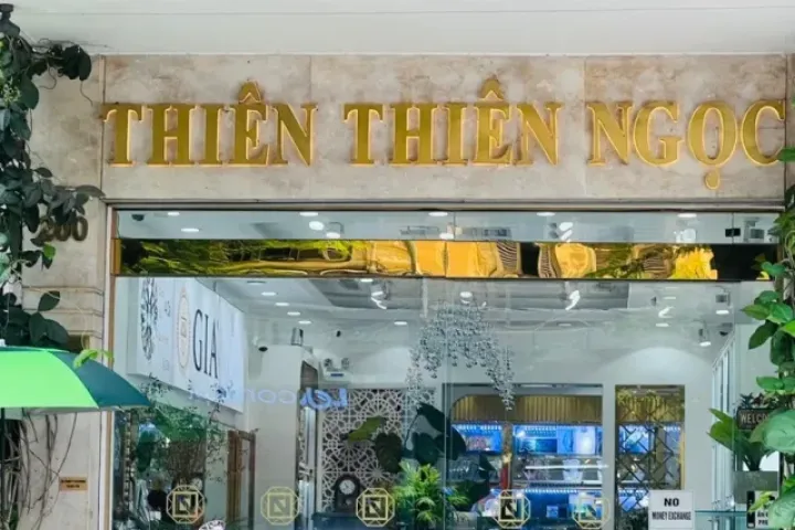 Tiệm kim cương mở cửa, khách bán chờ cả năm mới được nhận tiền