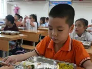 Nghệ An 'siết' bữa ăn bán trú, sao vẫn có chuyện 'khay nhiều, khay ít' ở trường học