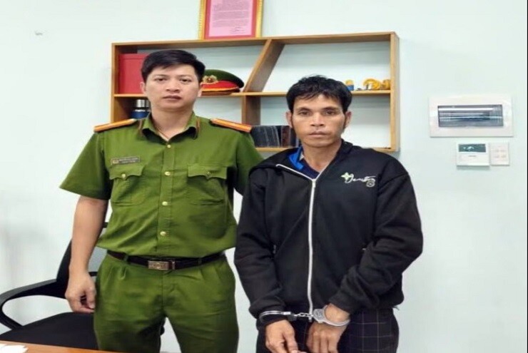 Tạm giữ hình sự đối tượng đổ xăng đốt cha ruột