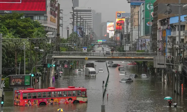 Một tuyến phố tại thủ đô Bangkok, Thái Lan ngày 26/9 ngập trong nước lũ sau trận mưa lớn kéo dài nhiều ngày. Nhiều ôtô, kể cả xe buýt và xe tải, chết máy vì ngập nước và bị bỏ lại trên đường. Ảnh: AP