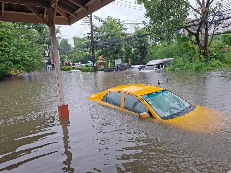 Những chiếc xe ngập trong nước lũ ở Bangkok. Ảnh: Pattaya News Thailand