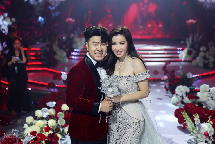 Akira Phan bật khóc, hôn vợ đắm đuối trong hôn lễ - 3