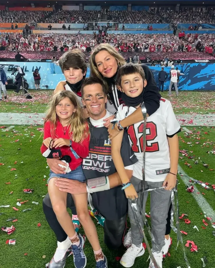 Gisele Bundchen bên Tom Brady và ba con (hai con chung và một con trai riêng của Brady). Ảnh: Instagram/Tom Brady