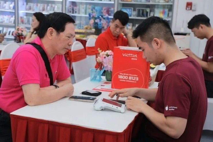 iPhone 18 Pro và Pro Max liên tục "cháy hàng", khách đặt mua phải chờ dài.