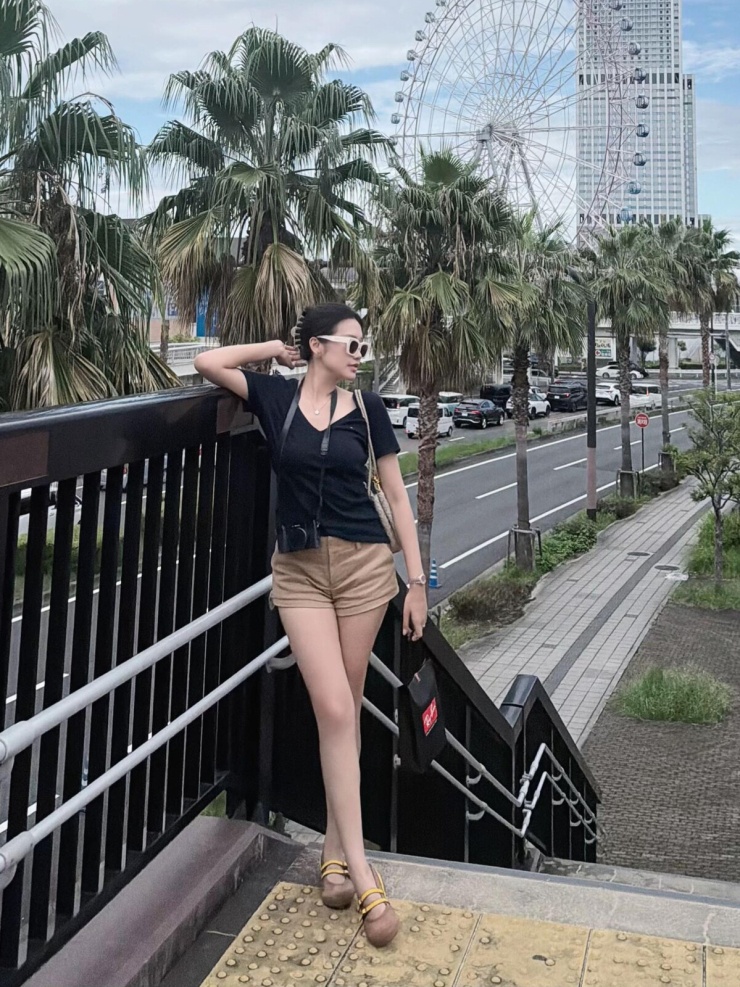 Bà xã Đoàn Văn Hậu bị chê 'mix đồ như 10 năm trước' - 4