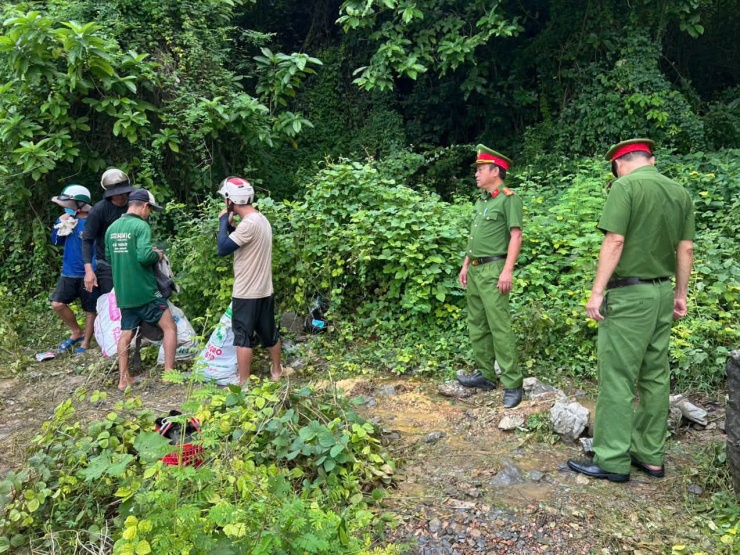 Dòng nước Thủy điện Trị An chảy xiết, công an ngăn người dân liều mình đi đánh bắt cá - 3