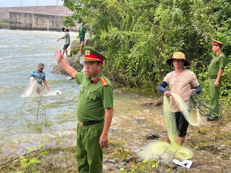 Công an phường Trị An phối hợp Ban Chỉ huy Quân sự phường Trị An, TP Đồng Nai phải trực tiếp xuống khu vực hạ lưu đập tràn Thủy điện Trị An để vận động người dân rời khỏi vùng nguy hiểm. Ảnh: Công an Trị An