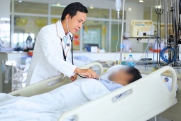 Người đàn ông uống nhầm 2 ngụm thuốc thú y cất trong tủ lạnh