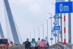 Sở Xây dựng Hà Nội lên tiếng về việc lắp biển khoảng cách và giảm tốc độ trên cầu Nhật Tân