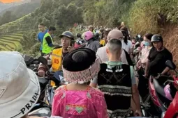 Du khách ùn ùn đổ về Mù Cang Chải