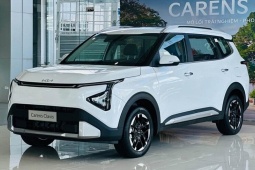 Xe 7 chỗ Kia Carens bản nâng cấp xuất hiện tại đại lý