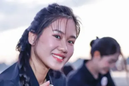 Đi chân đất cào ngao, dọn rác từ 5h sáng ở biển Vân Đồn với 53 cô gái