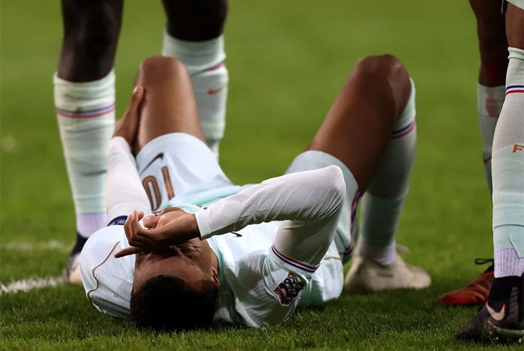 Tin mới nhất bóng đá tối 28/9: Real Madrid không hài lòng vụ Mbappe chấn thương