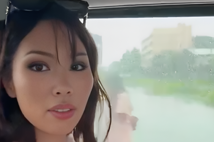 Hà Anh chật vật rời Bangkok giữa lúc thành phố ngập sâu