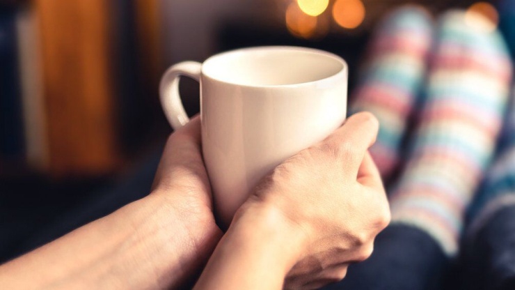 Uống một cốc nước ấm sau khi thức dậy giúp bổ sung nước sau một đêm ngủ, đồng thời tạo cảm giác dễ chịu cho cơ thể khi bắt đầu ngày mới. Ảnh: Health