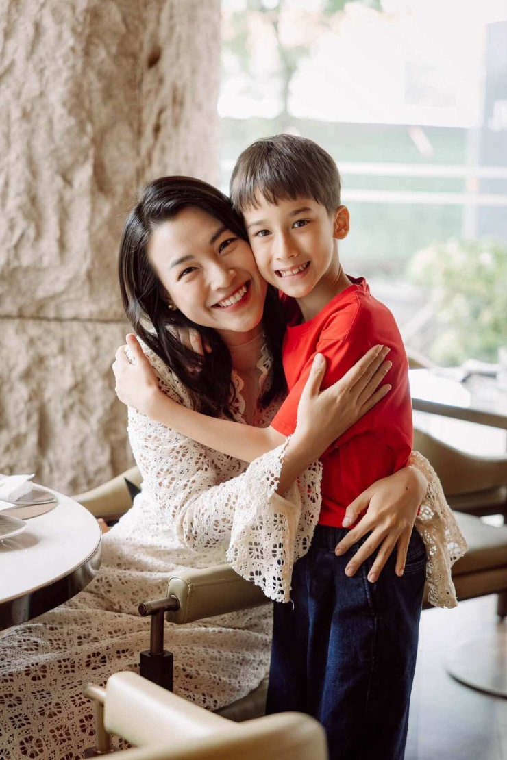 Ảnh sao 28/9: Hoàng Oanh trân trọng giây phút thảnh thơi bên con - 1