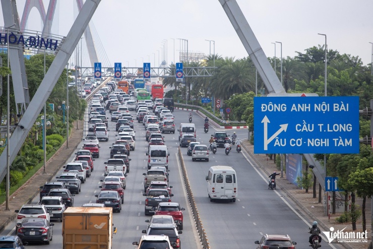 Hà Nội: Tháo biển khoảng cách, cầu Nhật Tân vẫn ùn tắc - 2