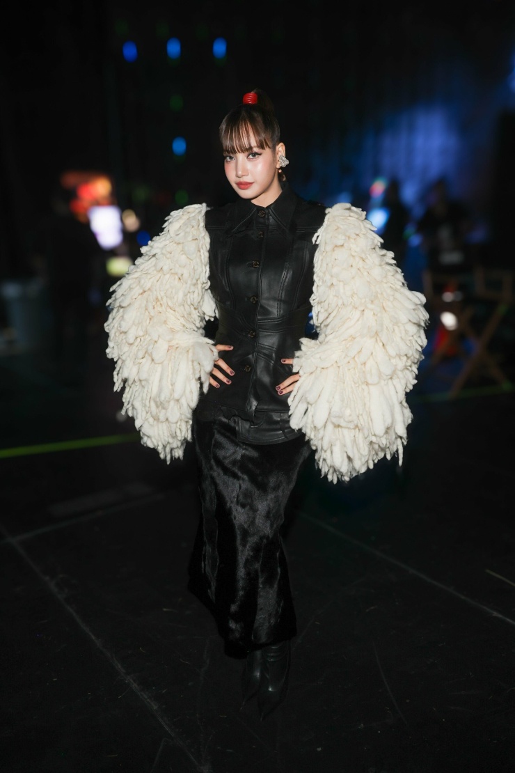 Lisa 'quẩy tưng bừng' ở VMAs với đầm xuyên thấu, áo choàng lông - 1