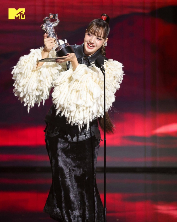 Lisa khóc khi nhận giải ở VMAs. Video: X
