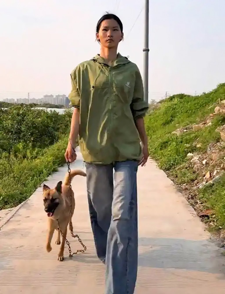Leng gây chú ý từ tháng 7/2025 nhờ những video ghi lại cảnh cô làm việc tại trạm thu gom rác. Ảnh: Baidu