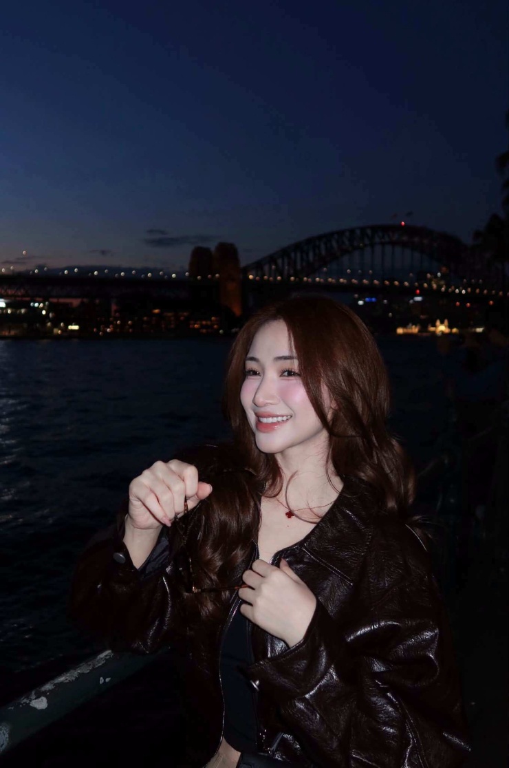 Hòa Minzy gây chú ý trên đường phố nước Úc - 5