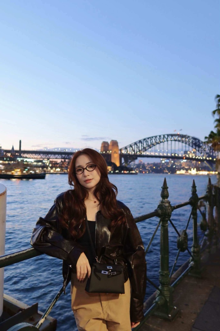 Hòa Minzy gây chú ý trên đường phố nước Úc - 4