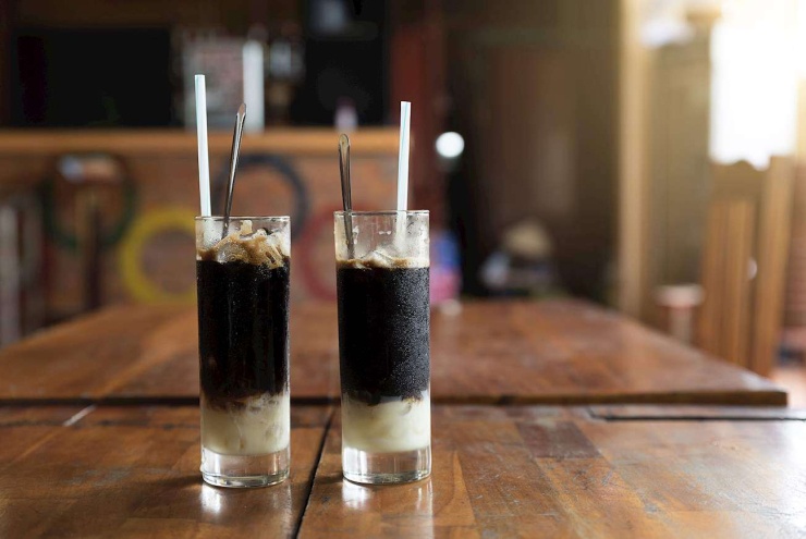 Taste Atlas miêu tả cà phê sữa đá thường được phục vụ trong cốc cao. Thực tế, thức uống này ở Việt Nam sử dụng cả cốc thấp cùng nhiều loại cốc cách điệu. Ảnh: Taste Atlas
