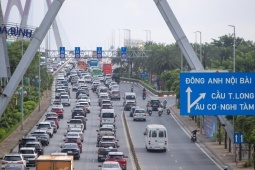 Hà Nội: Tháo biển khoảng cách, cầu Nhật Tân vẫn ùn tắc
