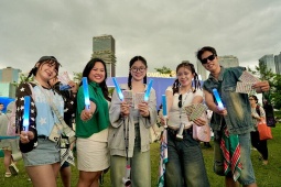 Từ Fast-track đến biển lightstick: Trải nghiệm đi concert siêu khác biệt của chủ thẻ SACOMBANK Visa