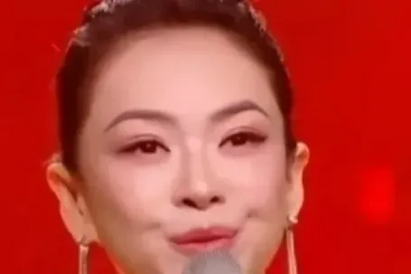 Gương mặt Chương Tử Di làm sao vậy