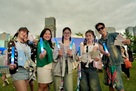 Từ Fast-track đến biển lightstick: Trải nghiệm đi concert siêu khác biệt của chủ thẻ SACOMBANK Visa