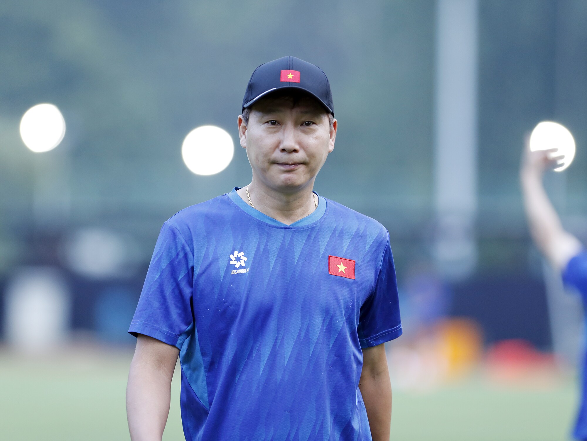 Sau khi trò chuyện với các học trò, HLV Kim Sang Sik vui vẻ bước ra trả lời truyền thông Việt Nam và quốc tế về cuộc thư hùng giữa ĐT Việt Nam và ĐT Thái Lan.