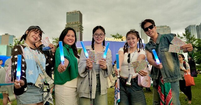 Từ Fast-track đến biển lightstick: Trải nghiệm đi concert siêu khác biệt của chủ thẻ SACOMBANK Visa