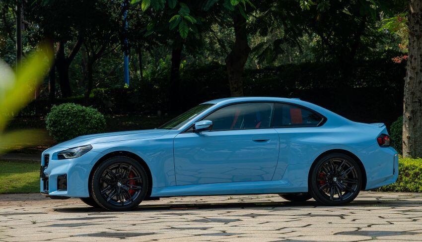 BMW M2 cũng là lựa chọn có mức giá thấp nhất trong bộ tứ, từ 4,099 tỷ đồng.