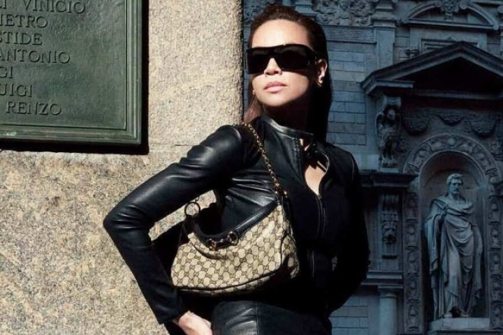 Hồ Ngọc Hà diện đầm xẻ đùi cao vút trên phố Milan