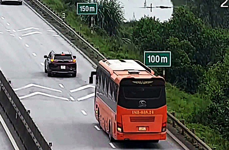 Các tuyến cao tốc có vị trí xử phạt vi phạm khoảng cách an toàn sẽ được rà soát, bổ sung biển báo và vạch kẻ đường để xác định khoảng cách. (Ảnh Cục CSGT)