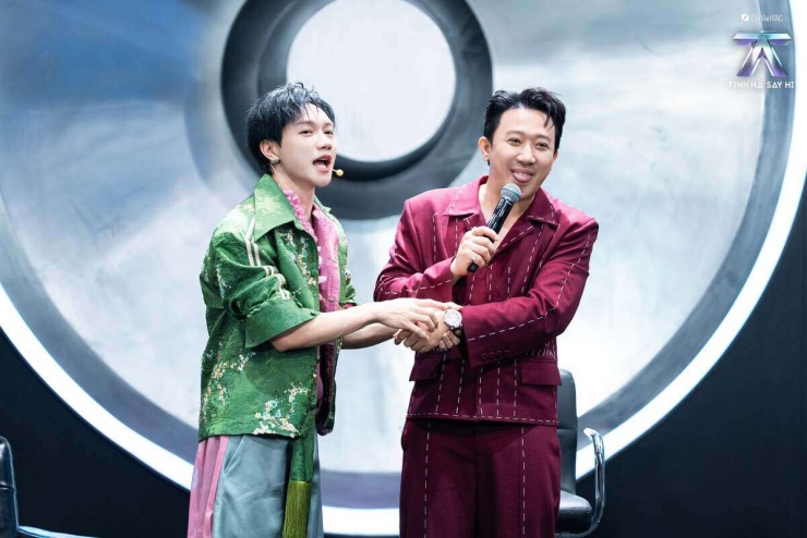 Trấn Thành diện set đồ hơn 3 tỷ đồng trên sân khấu - 1