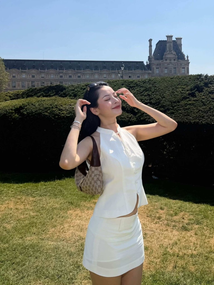 Chi Pu tựa nàng thơ giữa lòng kiến trúc cổ kính châu Âu - 6