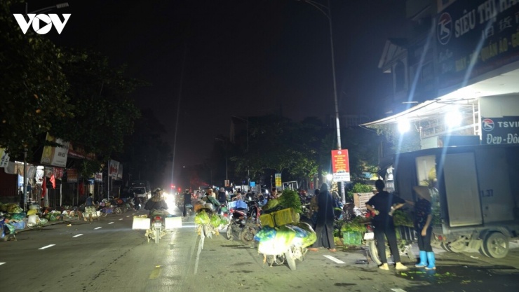 Thời gian gần đây, người dân phường Võ Cường (thành phố Bắc Ninh) lại tiếp tục phải chịu cảnh bức xúc về tình trạng chợ nông sản&nbsp;tự phát Hòa Đình hoạt động nhộn nhịp trở lại. Theo người dân phản ánh, vào các khung giờ khoảng từ 16h-19h và 4h-7h sáng hàng ngày, hoạt động mua bán, tập kết hàng hóa cùng nhiều xe tải chở hàng nông sản vào ra khu vực tấp nập khiến giao thông bị cản trở, gây mất an ninh trật tự, an toàn giao thông cùng nhiều tiếng ồn lớn gây ảnh hưởng lớn đến đời sống người dân trong khu vực.