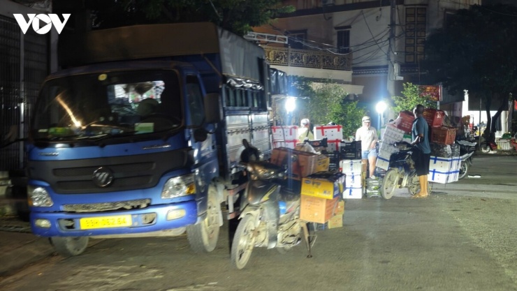 Đồng thời yêu cầu các hộ dân, hộ kinh doanh tự giác di chuyển, giải tỏa toàn bộ hàng hóa, máy móc, biển hiệu, biển quảng cáo lấn chiếm vỉa hè, lòng đường; không đậu, đỗ ô tô, xe máy trên vỉa hè, lòng đường hoặc tại các khu vực có biển cấm dừng, cấm đỗ gây ách tắc giao thông, ảnh hưởng cảnh quan đô thị và trật tự an toàn giao thông.